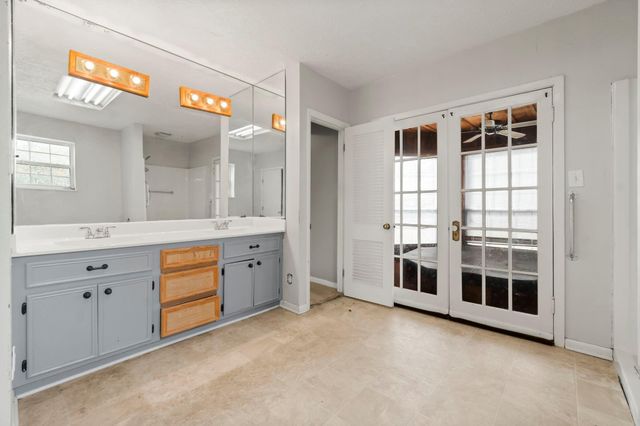 2292 Rolling Hills Road, Conroe, TX 77303