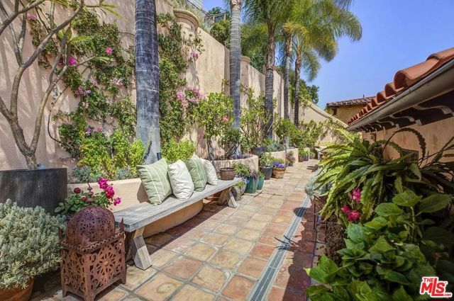 6383 Quebec Drive, Los Angeles, CA 90068