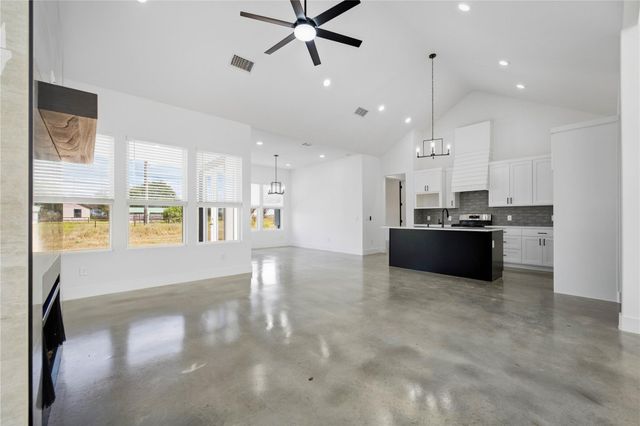 553 County Road 422, Stockdale, TX 78160