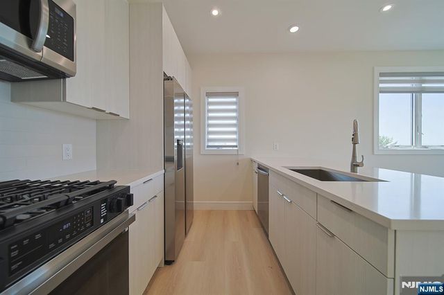 401 Central Boulevard 4C, Palisades Park, NJ 07650