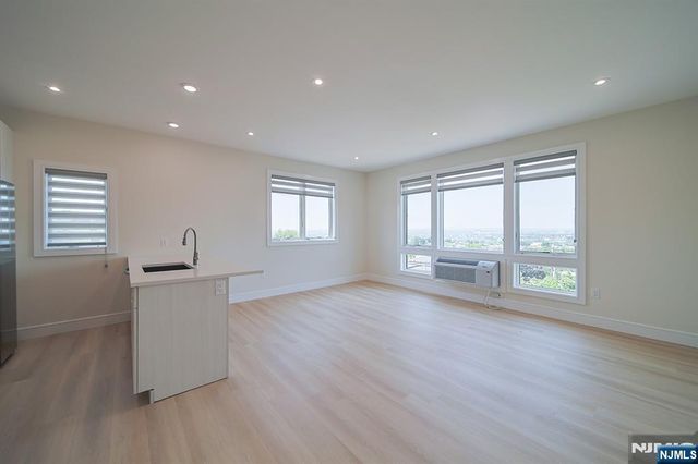 401 Central Boulevard 4C, Palisades Park, NJ 07650