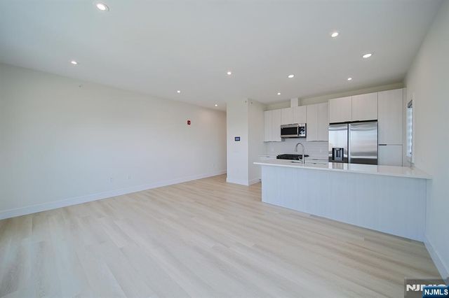 401 Central Boulevard 4C, Palisades Park, NJ 07650