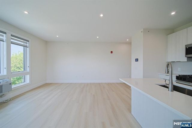 401 Central Boulevard 4C, Palisades Park, NJ 07650