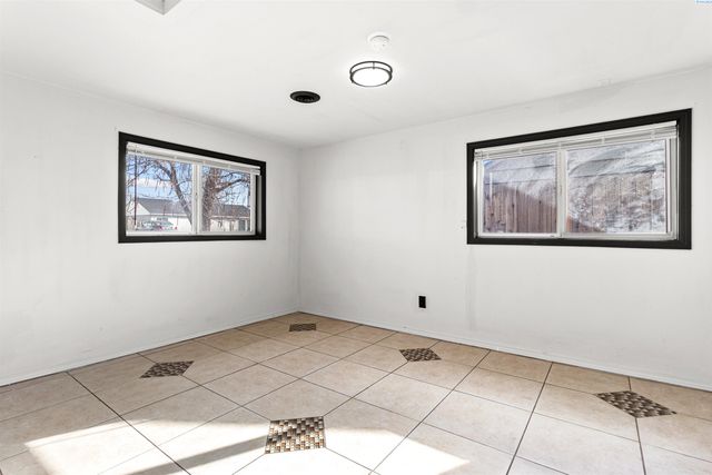 806 S Garfield Street, Kennewick, WA 99336