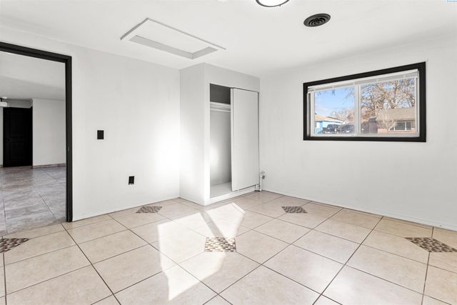 806 S Garfield Street, Kennewick, WA 99336