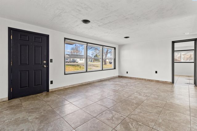 806 S Garfield Street, Kennewick, WA 99336