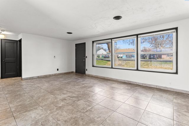 806 S Garfield Street, Kennewick, WA 99336