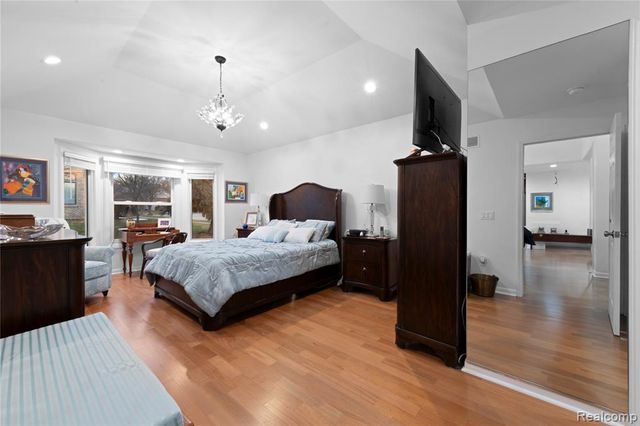 18325 Glastonbury Drive, Livonia, MI 48152