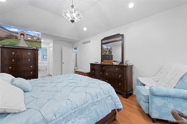 18325 Glastonbury Drive, Livonia, MI 48152