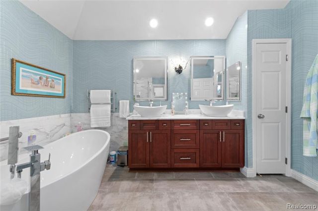 18325 Glastonbury Drive, Livonia, MI 48152