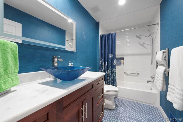 18325 Glastonbury Drive, Livonia, MI 48152