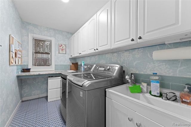 18325 Glastonbury Drive, Livonia, MI 48152