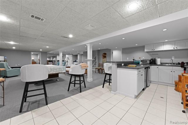 18325 Glastonbury Drive, Livonia, MI 48152