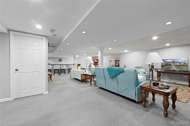 18325 Glastonbury Drive, Livonia, MI 48152