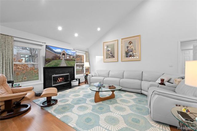 18325 Glastonbury Drive, Livonia, MI 48152