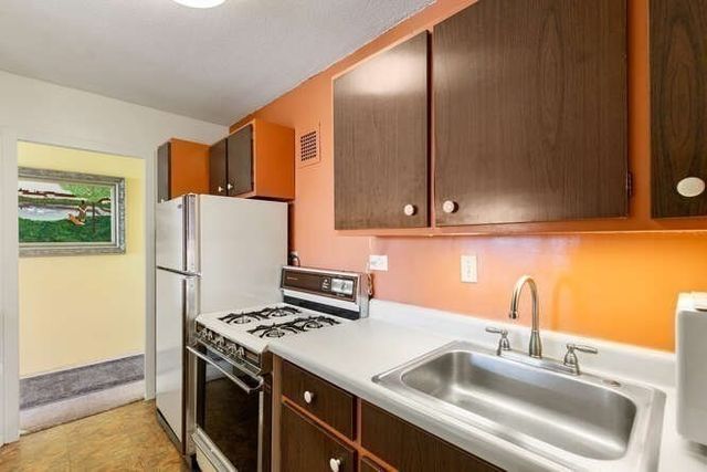 2 Hawthorne Pl 16P, Boston, MA 02114