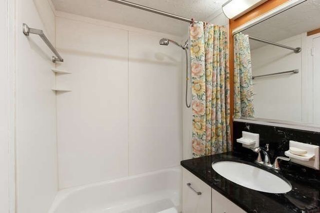 2 Hawthorne Pl 16P, Boston, MA 02114
