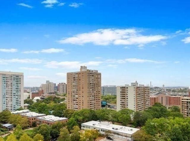 2 Hawthorne Pl 16P, Boston, MA 02114