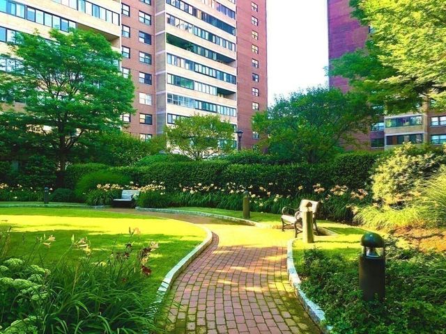2 Hawthorne Pl 16P, Boston, MA 02114