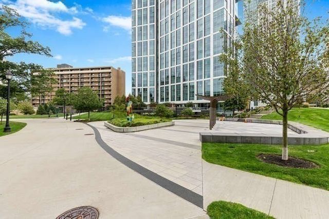 2 Hawthorne Pl 16P, Boston, MA 02114