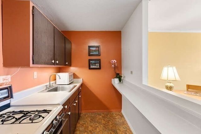 2 Hawthorne Pl 16P, Boston, MA 02114