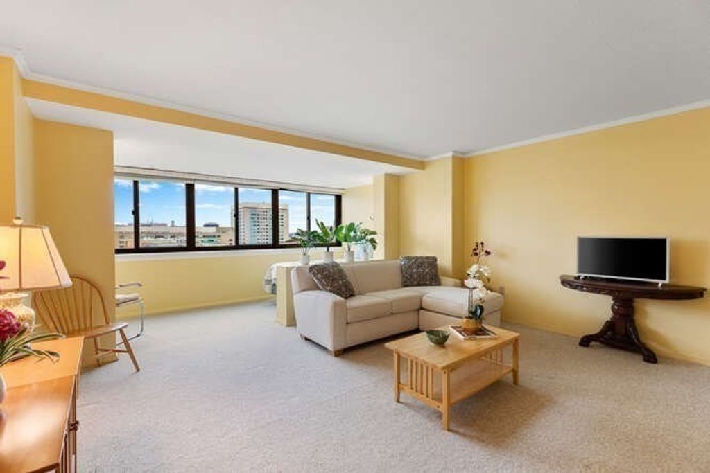 2 Hawthorne Pl 16P, Boston, MA 02114
