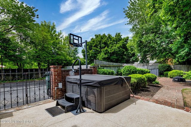 4911 Crofton Rd, Louisville, KY 40207