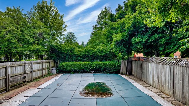 4911 Crofton Rd, Louisville, KY 40207