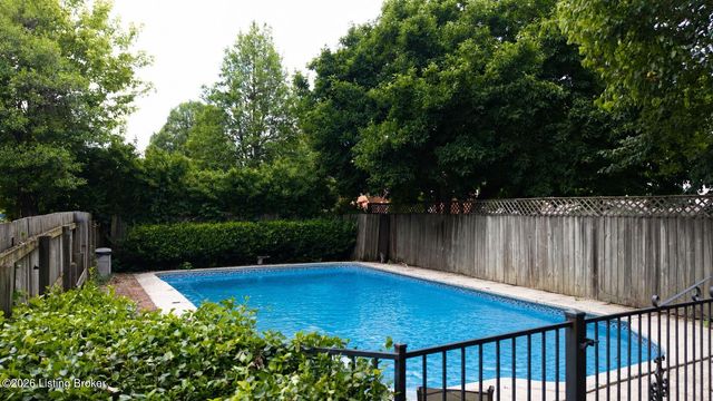 4911 Crofton Rd, Louisville, KY 40207