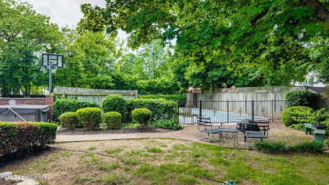 4911 Crofton Rd, Louisville, KY 40207
