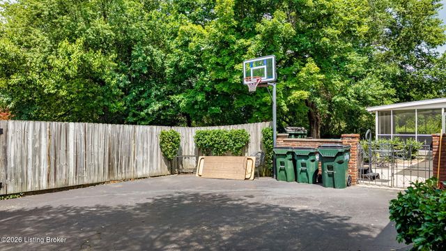 4911 Crofton Rd, Louisville, KY 40207