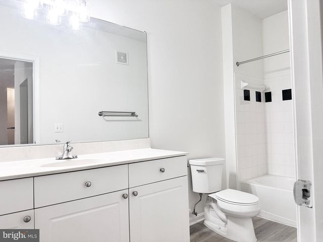 11305 Aristotle Dr Apt 206, Fairfax, VA 22030