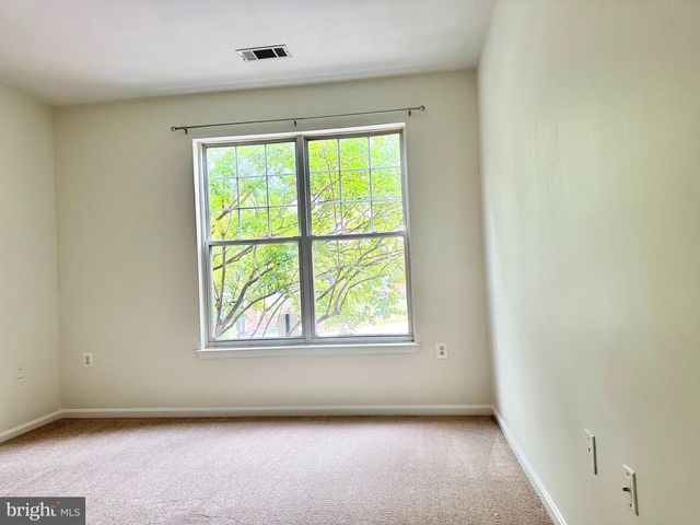 11305 Aristotle Dr Apt 206, Fairfax, VA 22030