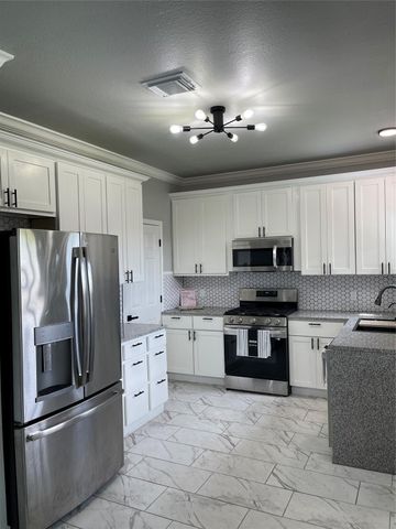 516 Battleview Road, La Porte, TX 77571