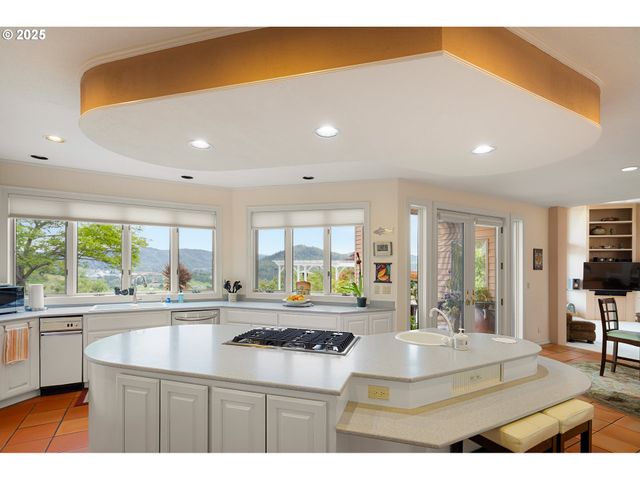 375 BELLA HILLS Ln, Roseburg, OR 97471