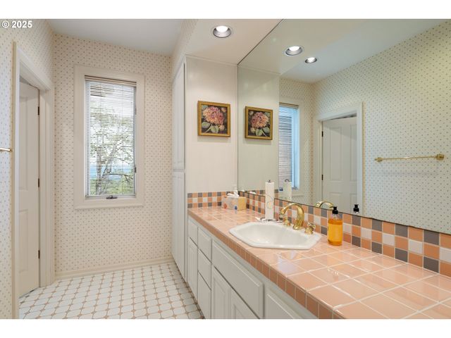 375 BELLA HILLS Ln, Roseburg, OR 97471