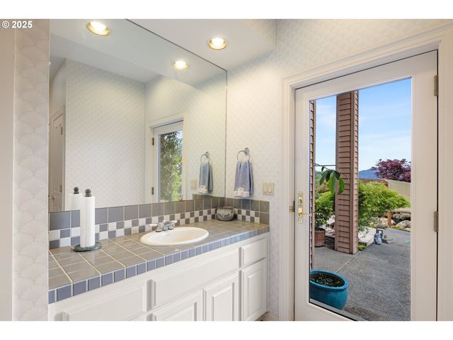 375 BELLA HILLS Ln, Roseburg, OR 97471