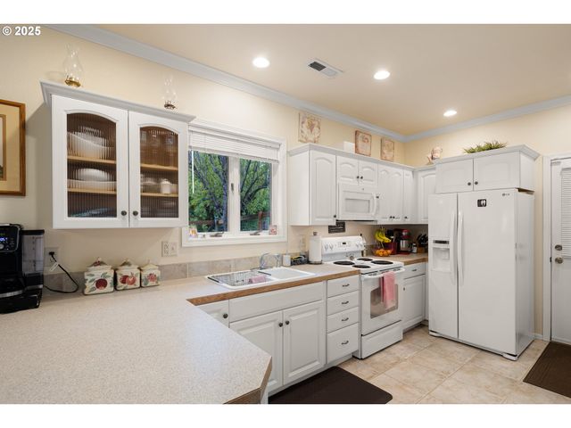 375 BELLA HILLS Ln, Roseburg, OR 97471