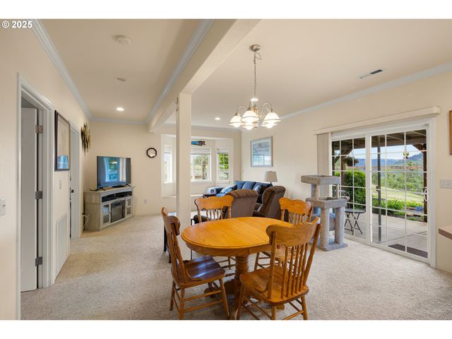 375 BELLA HILLS Ln, Roseburg, OR 97471