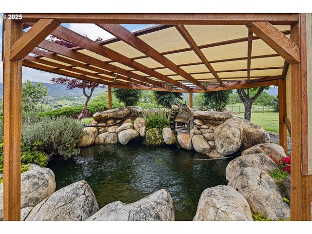 375 BELLA HILLS Ln, Roseburg, OR 97471