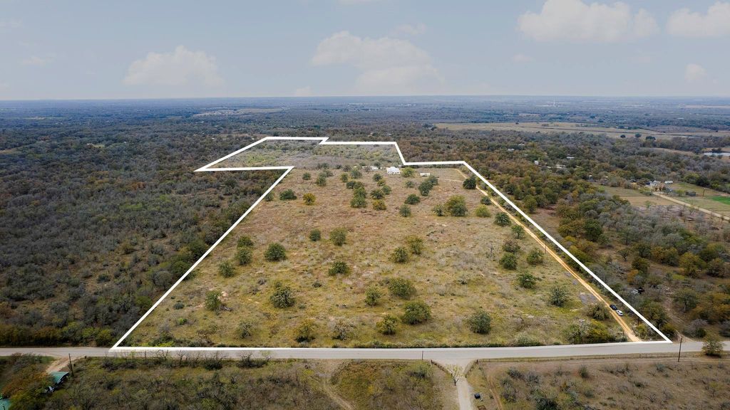 2124 Bugtussle LN, Luling, TX 78648