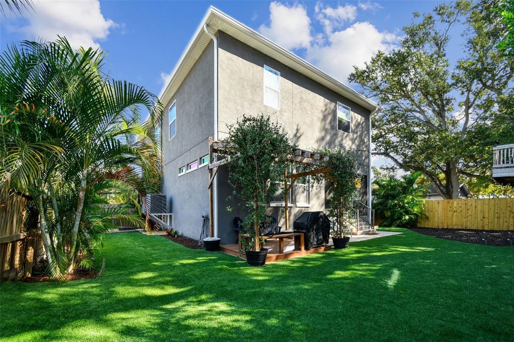 Image 11 of property listing at 2808 W PEARL AVENUE, Tampa, FL 33611