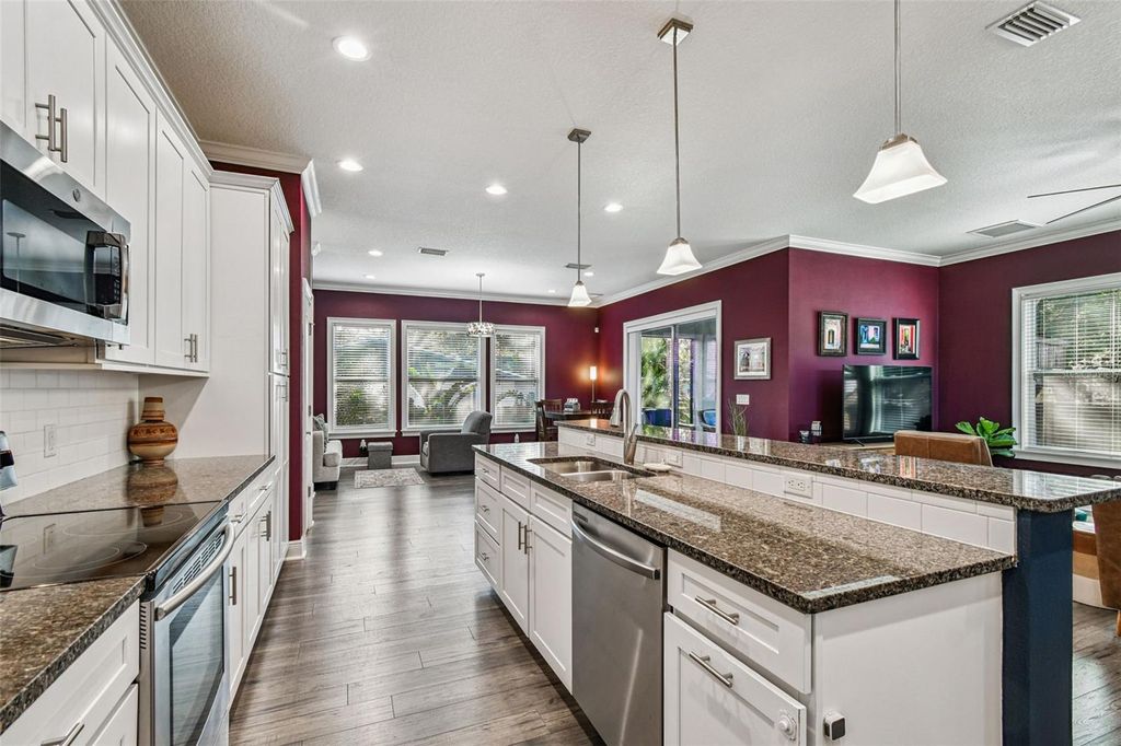 Image 21 of property listing at 2808 W PEARL AVENUE, Tampa, FL 33611