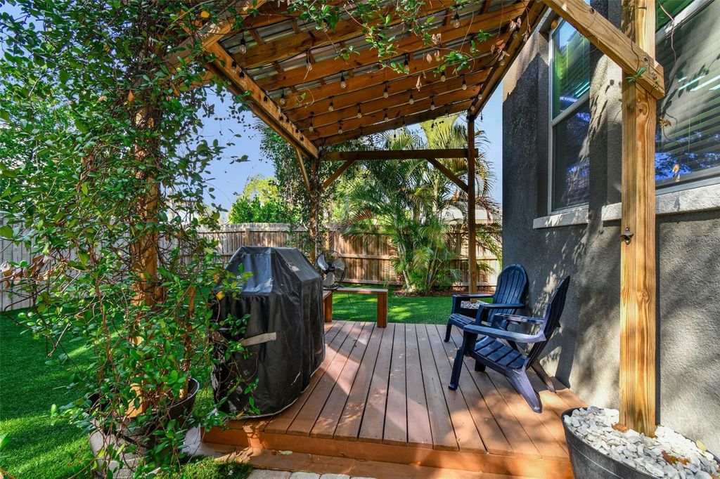 Image 9 of property listing at 2808 W PEARL AVENUE, Tampa, FL 33611