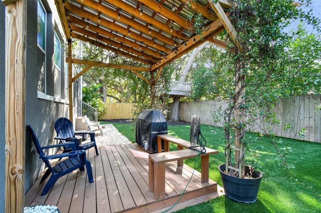 Image 10 of property listing at 2808 W PEARL AVENUE, Tampa, FL 33611