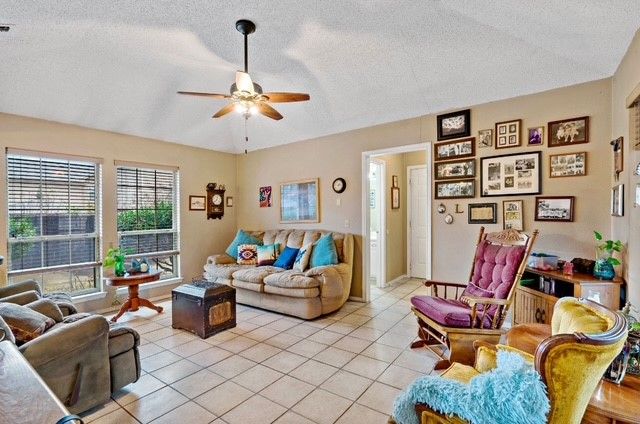 1720 N Collegiate Drive, Paris, TX 75460