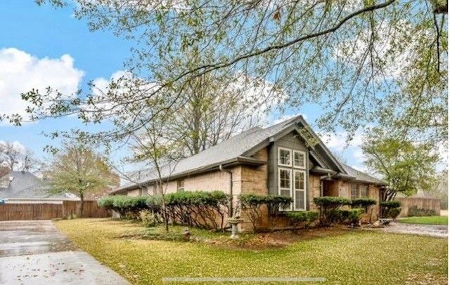 1720 N Collegiate Drive, Paris, TX 75460