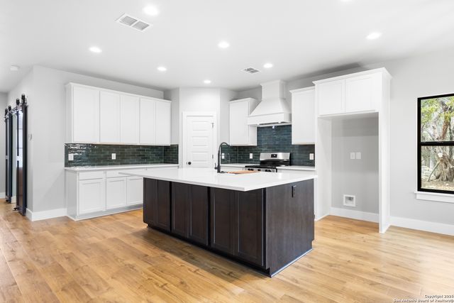 181 DEERWOOD CIR, Bandera, TX 78003