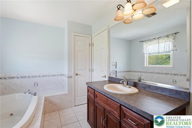 590 Fehr Road, Bushkill Twp, PA 18064