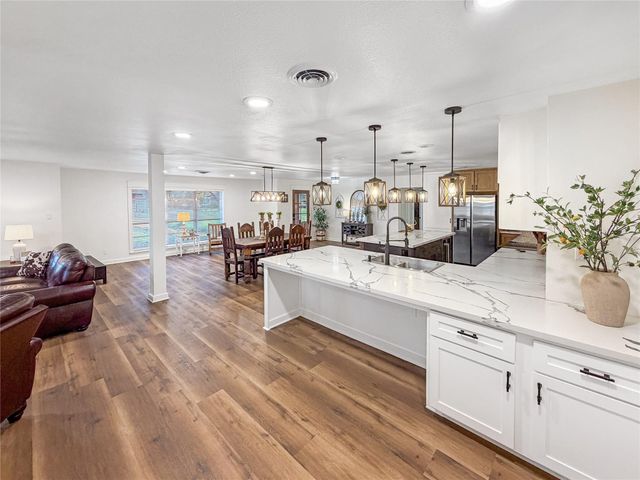 1409 Kathy Avenue, Sealy, TX 77474